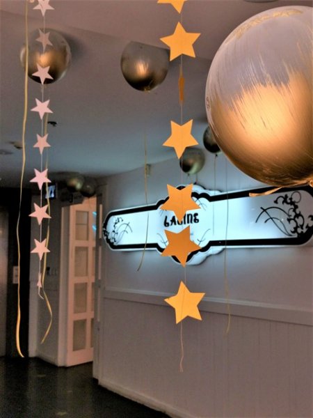 קישוטים זהובים תלויים סמוך לשלט של ללין