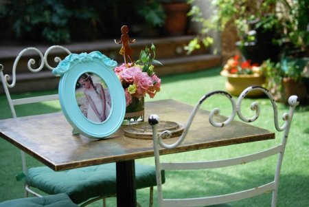 שולחן עם קישוטים לתצוגת אופנה