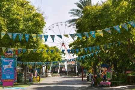 לונה פארק מקושט בדגלונים