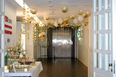 מסדרון מעוצב בלבן וזהב