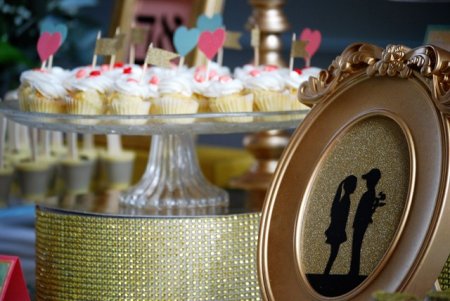 מגש קינוחים ומסגרת עם תמונה