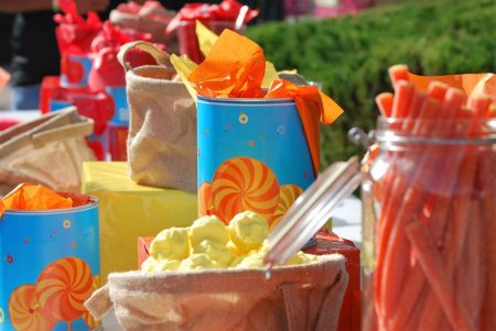 שולחן קינוחים כתום