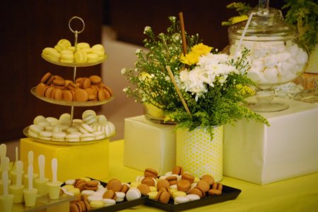 שולחן מעוצב עם קינוחים ופרחים