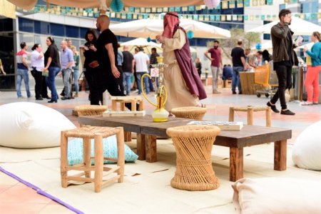 שולחן וכיסאות קש