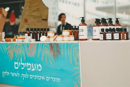 דוכן עם עיצוב כחול