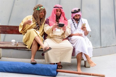 3 גברים עם כפיות וגלביות ב"סיני"