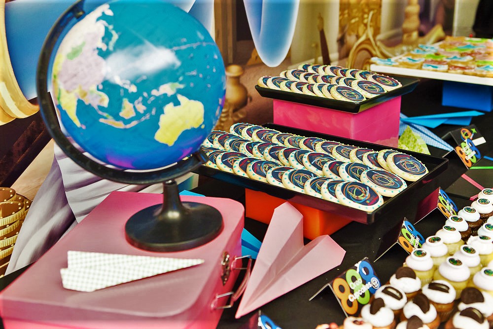 שולחן קינוחים בעיצוב צבעוני מסביב לעולם
