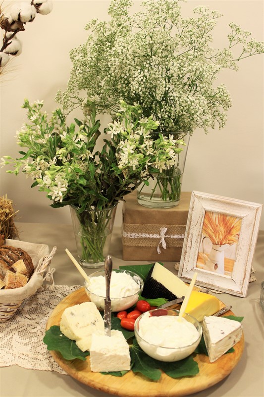 פרחים, מגש גבינות ומסגרת תמונה